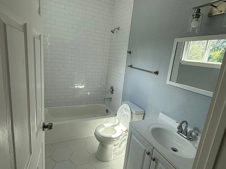 208 Roberts St #B — Photo 7