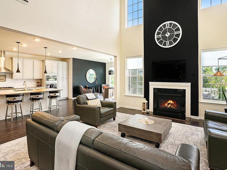 1st image of 421 Lee Pl