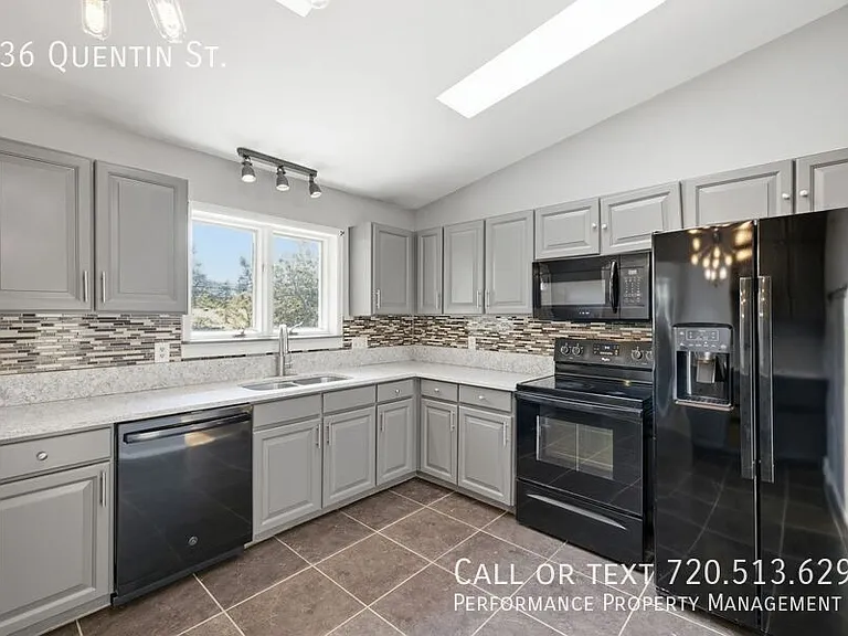 536 Quentin St — Photo 2