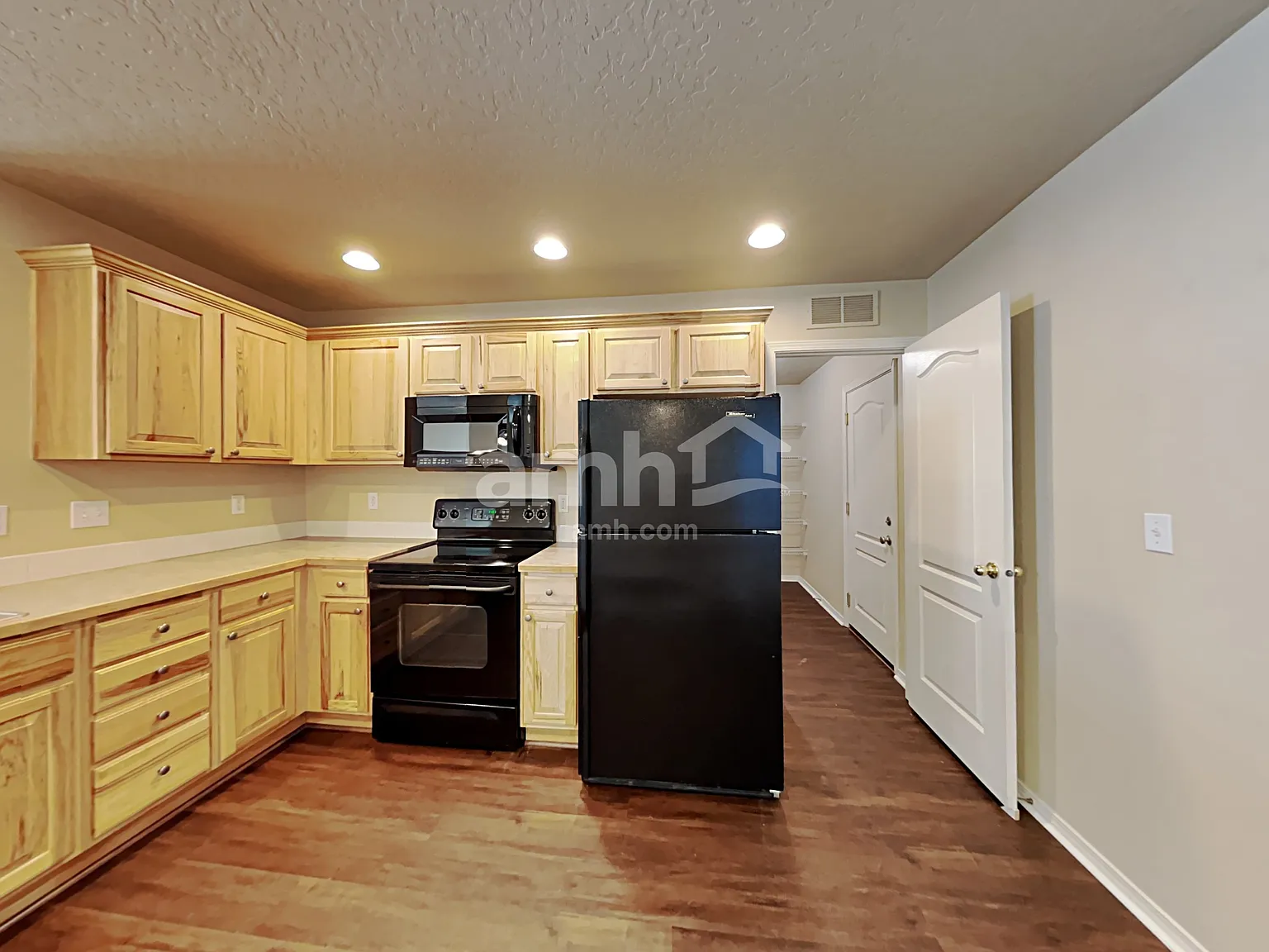 3 bed, 2.0 bath, 1400 sqft, $2,285 — Photo 3