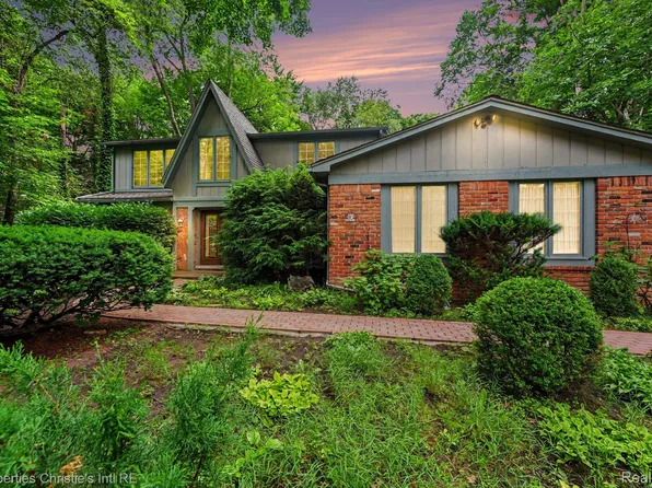 393 Eckford Cir, Troy, MI 48085