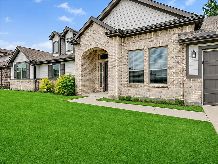 8510 Amber Bend Dr — Photo 2