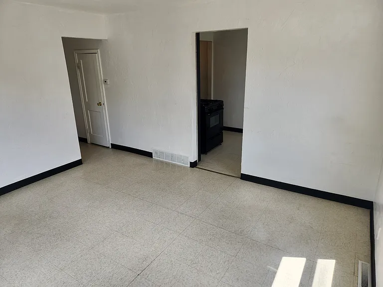 860 Waterloo St — Photo 5