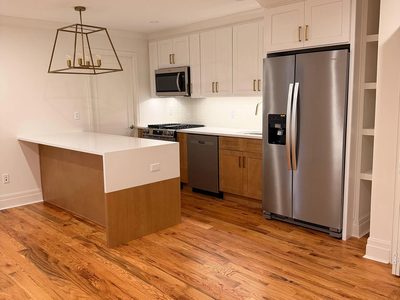 2 Bedroom with Master en-suite, 1 Office, 2 Bathroom - Modern Luxury Renovated Apt — Photo 2
