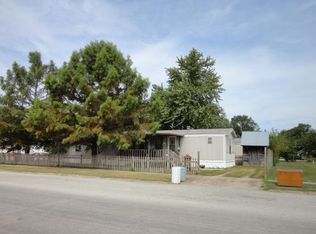 102 N Vine St, Windsor, IL 61957
