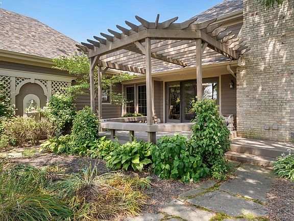 5th image of 48 N Wexford Dr W
