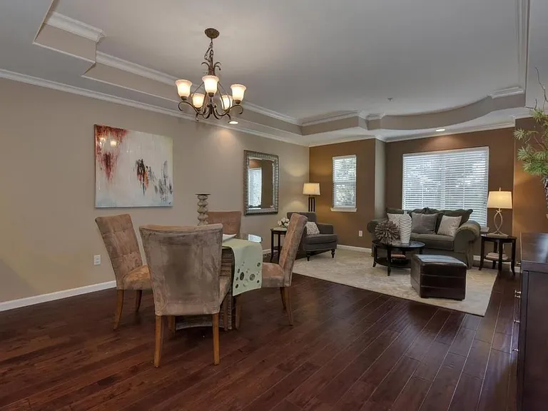 2218 Woodberry Ln — Photo 2