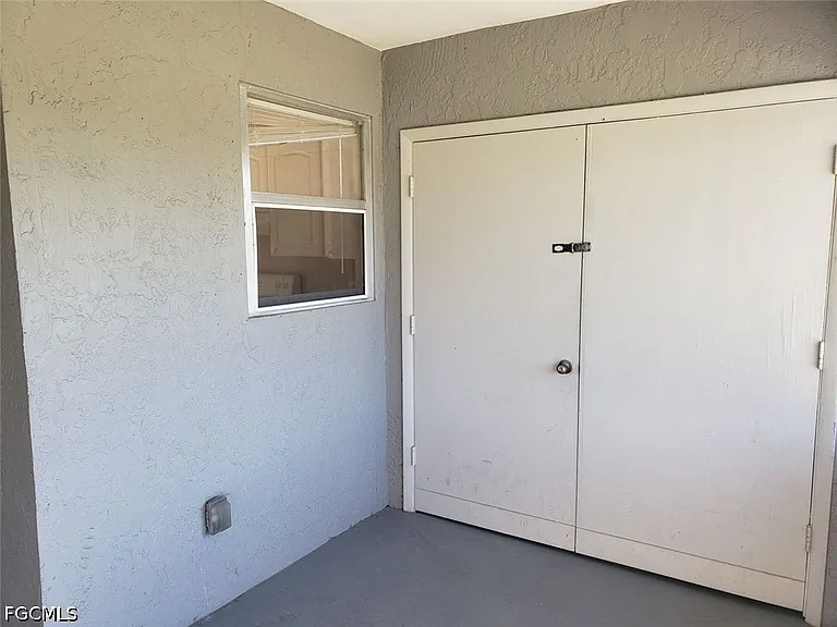 1101 SW 48th Ter — Photo 3