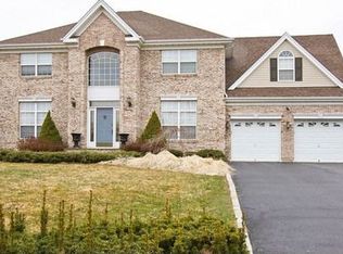 9 Timber Ridge Dr, Huntington, NY 11743