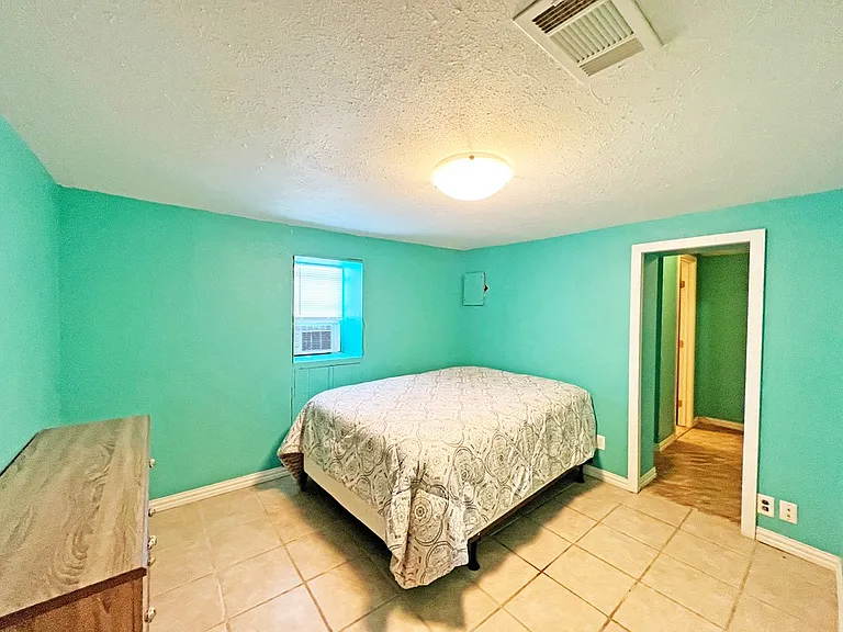 1102 W Brown St — Photo 7