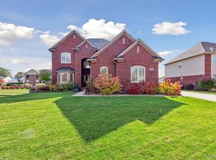 1666 Oak Forest Dr, Troy, MI 48085