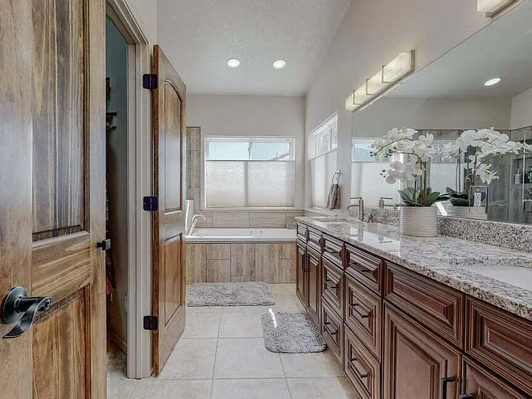 8804 Vallejo Pl NE — Photo 12
