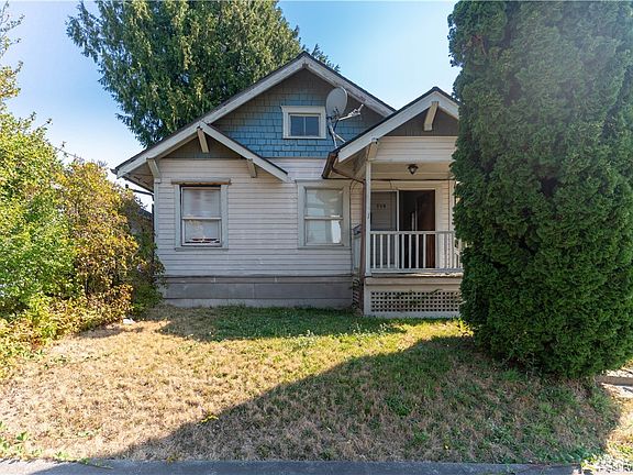 Let's start with 718! This home is the larger of the two with 2 Bedrooms, 1 Bath, and 948 sqft. (Buyer and selling broker to verify all information to their satisfaction)