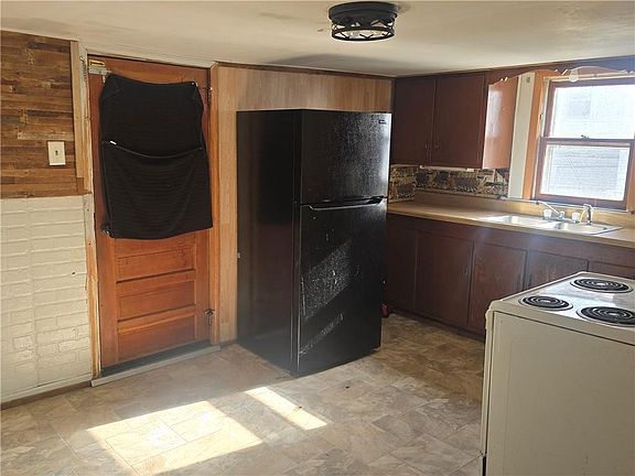 3rd image of 412 N Folger St