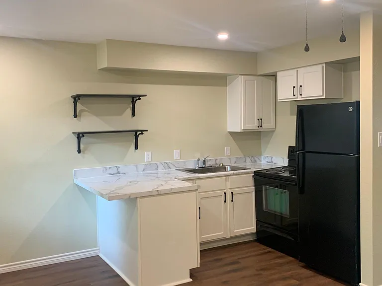 605 E Houston St #1 — Photo 1