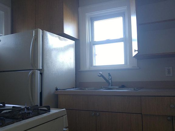 3rd image of 1432 Warwick Ave #Up
