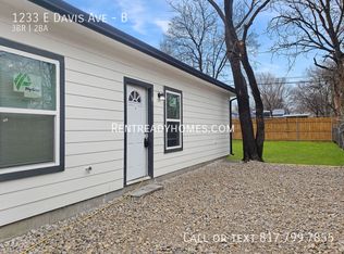 1233 E Davis Ave, Fort Worth, TX 76104