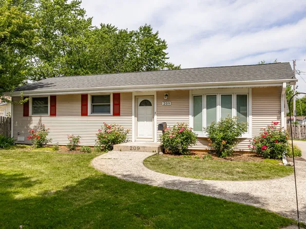 209 Shawnee Dr, Carol Stream, IL 60188