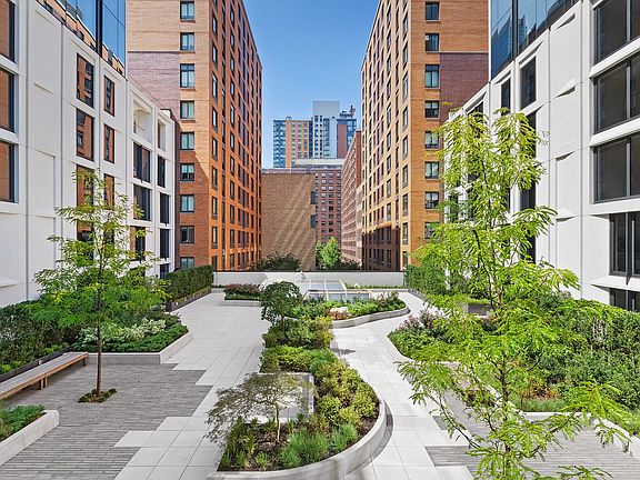 4th image of 500 W 45th St #821