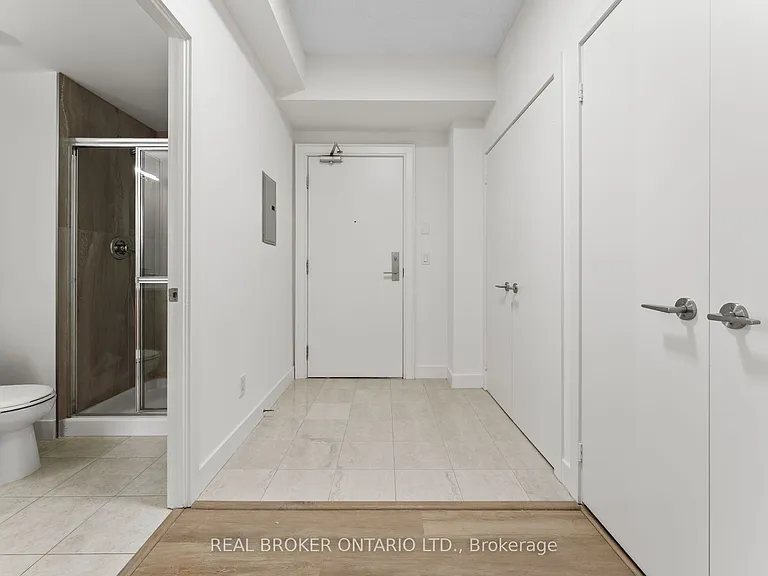 438 King St W #1404 — Photo 4