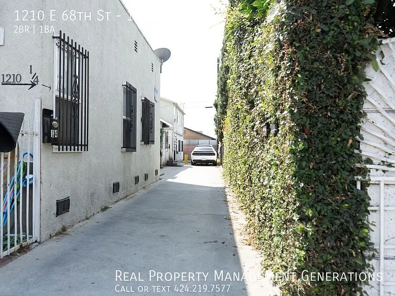 1210 E 68th St #1/4 — Photo 12