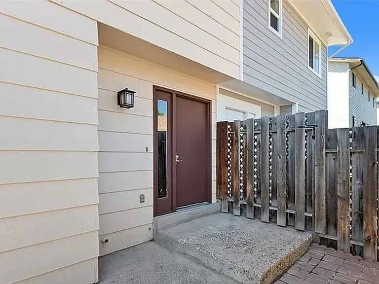 300 Aristocrat Dr — Photo 14