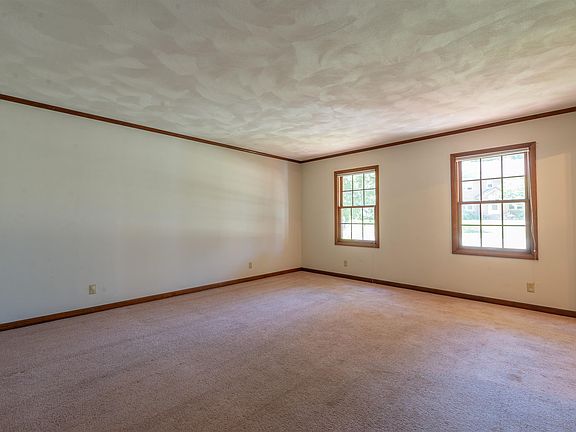 4th image of 23 Elizabeth Cir