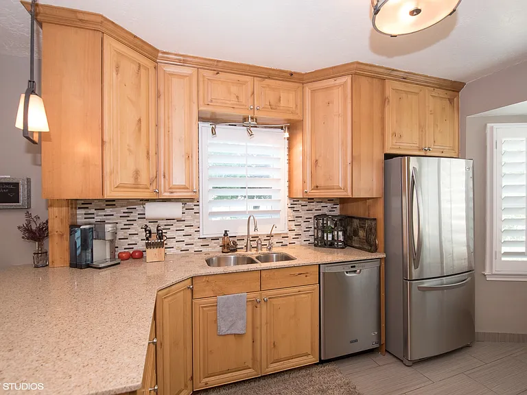 652 E Locust St — Photo 4