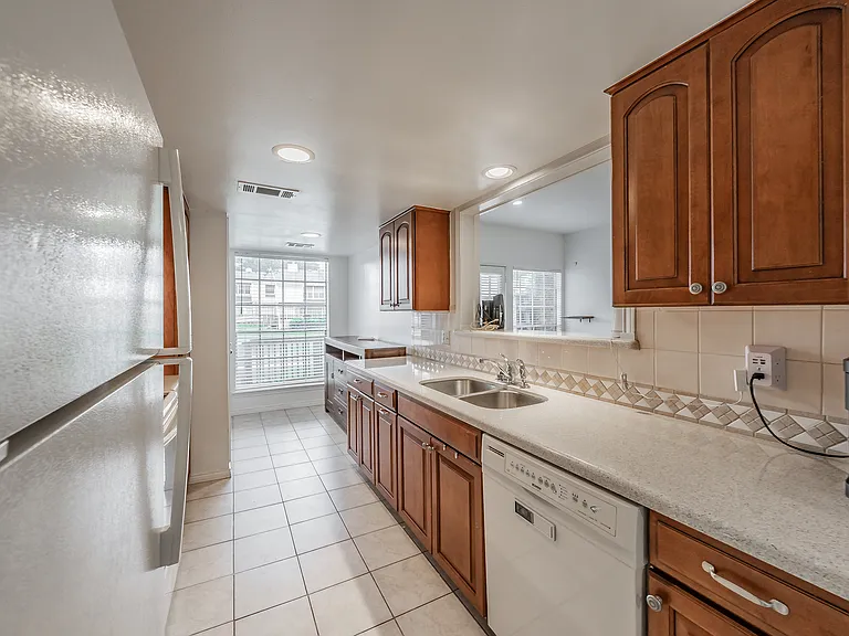 2402 Northlake Ct — Photo 7