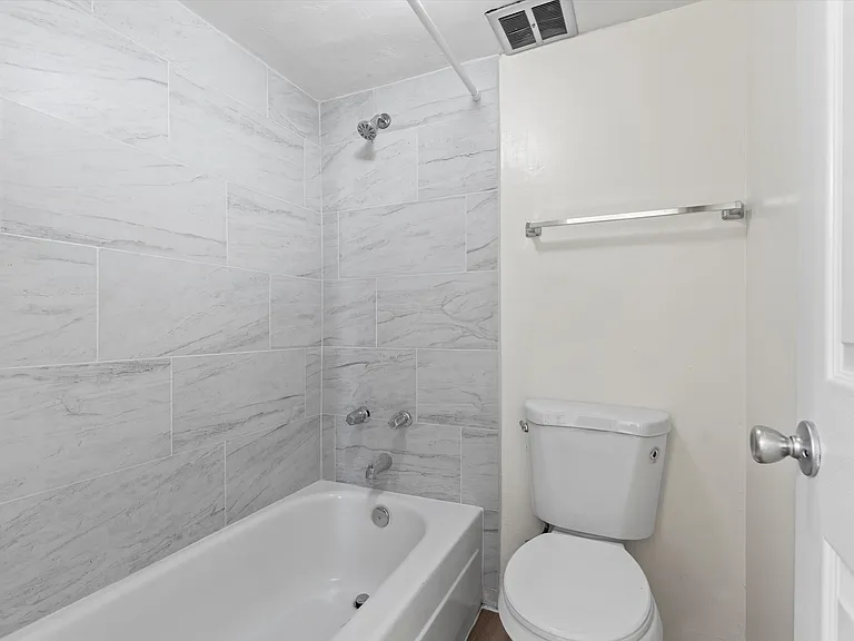BROADWAY APARTMENTS — Photo 16
