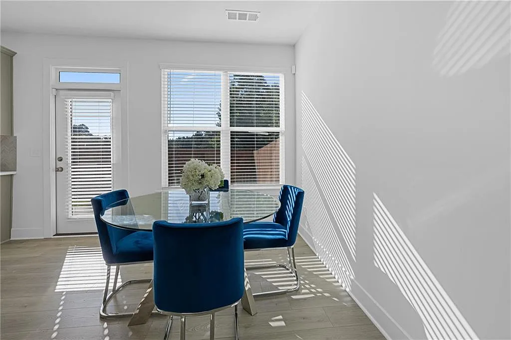 3 bed, 2.5 bath, 2024 sqft, $2,695 — Photo 4