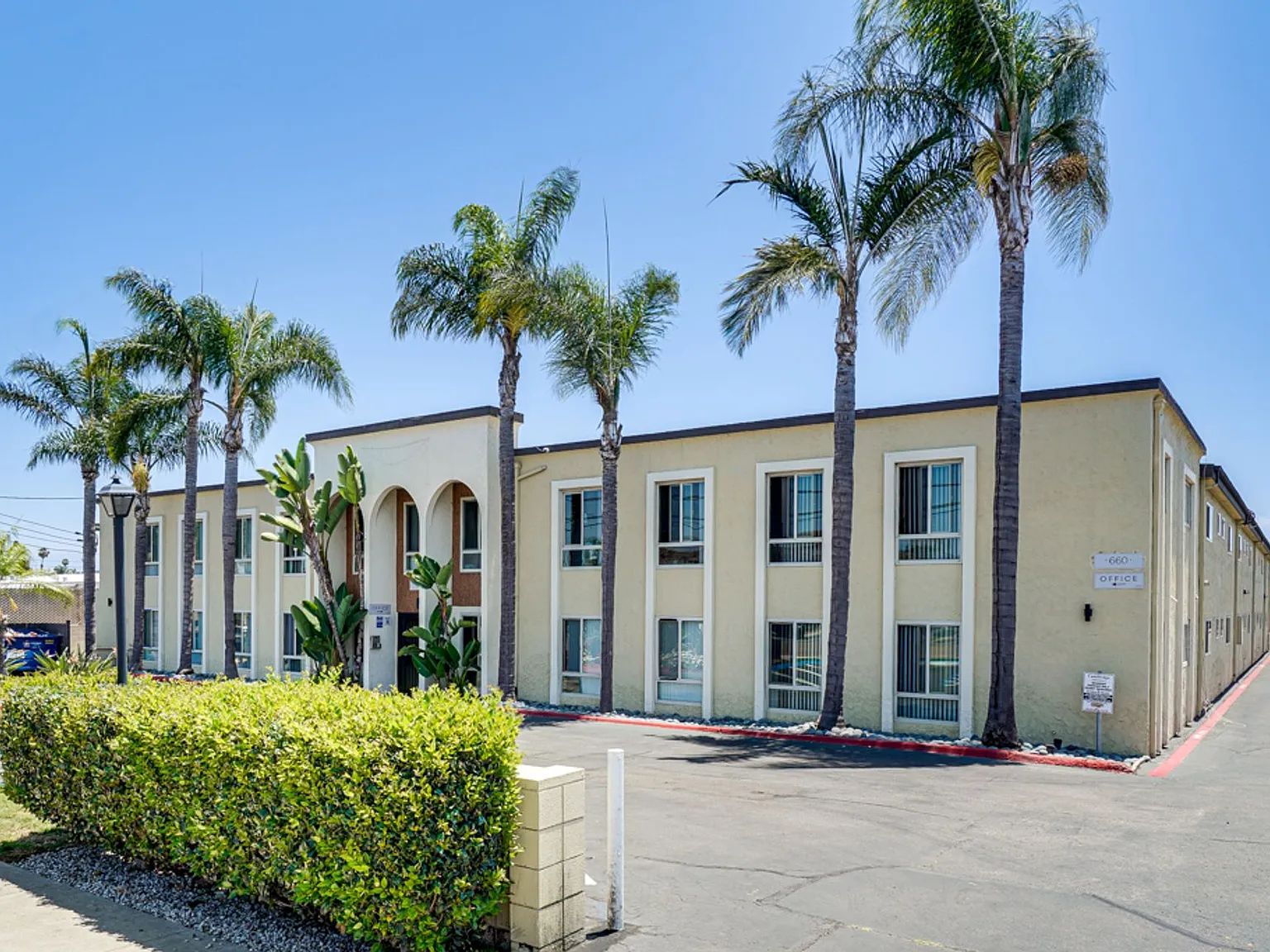 Cambridge Apartments — Photo 4