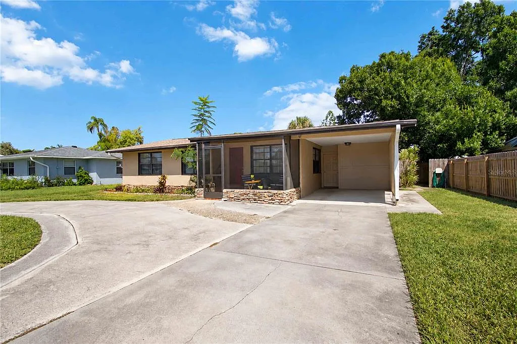 3 bed, 1.0 bath, 1068 sqft, $2,150 — Photo 3