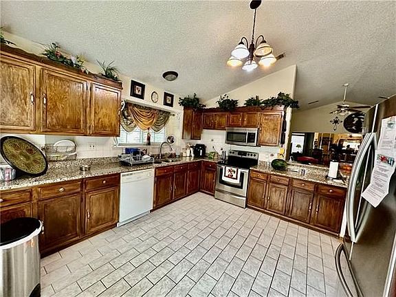 4th image of 2636 Long Branch Dr