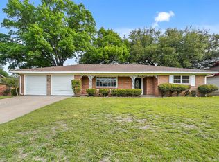 204 Hallbrook Dr, Fort Worth, TX 76134