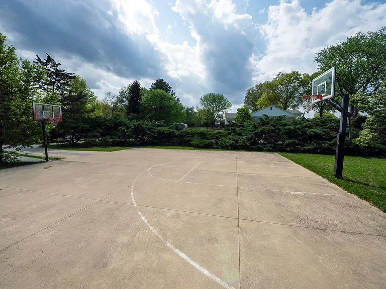 333 S Meadowbrook Dr — Photo 3