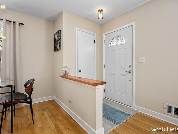 5th image of 2658 Carlton Ave NE