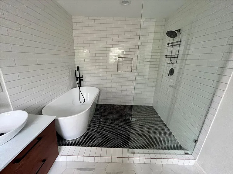 302 Moody St — Photo 7