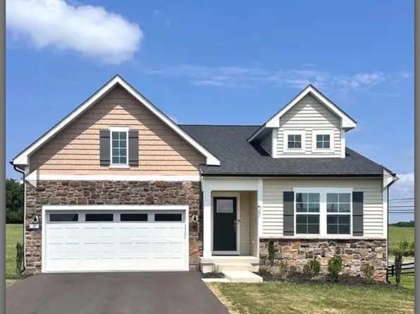2 Edinburgh Ct, Charles Town, WV 25414