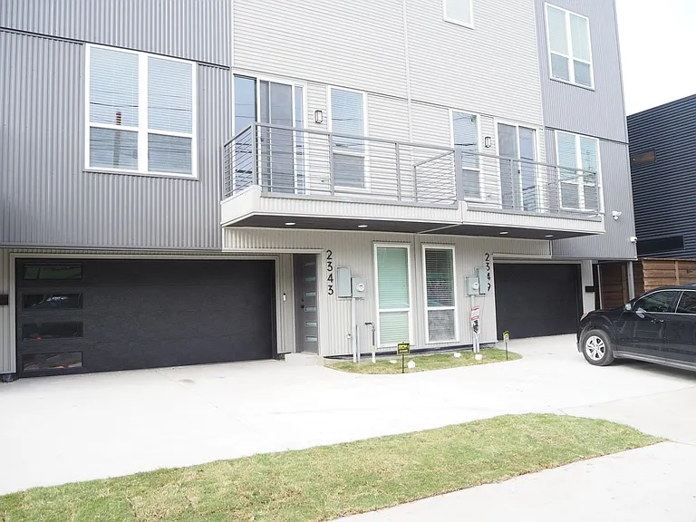 2349 N Carroll Ave — Photo 10