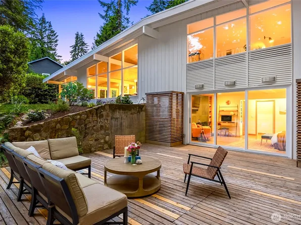 8975 Ferncliff Avenue NE, Bainbridge Island, WA 98110