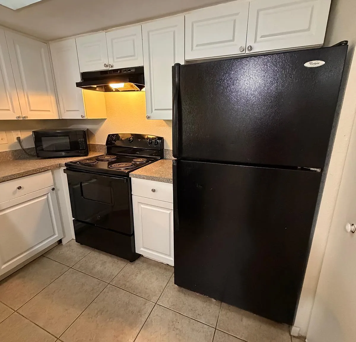 3 bed, 2.0 bath, 1263 sqft, $2,400 — Photo 3