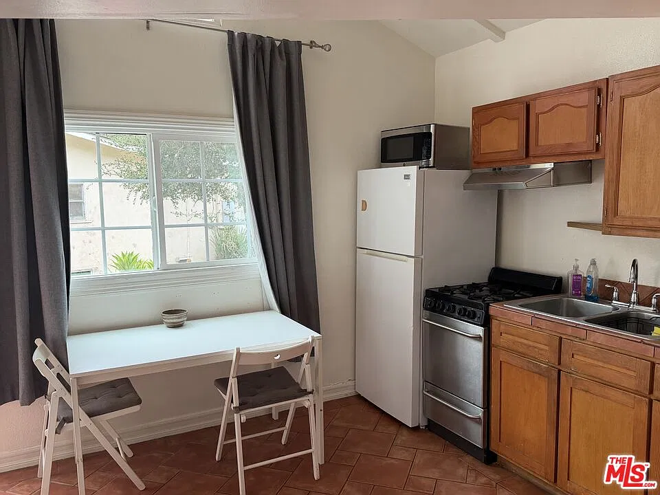 1 bed, 1.0 bath, 300 sqft, $2,199 — Photo 2