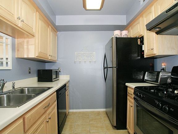 Updated kitchen, solid maple wood cabintes, stainless appliances