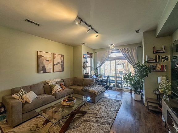 4th image of 1439 W Addison St #2