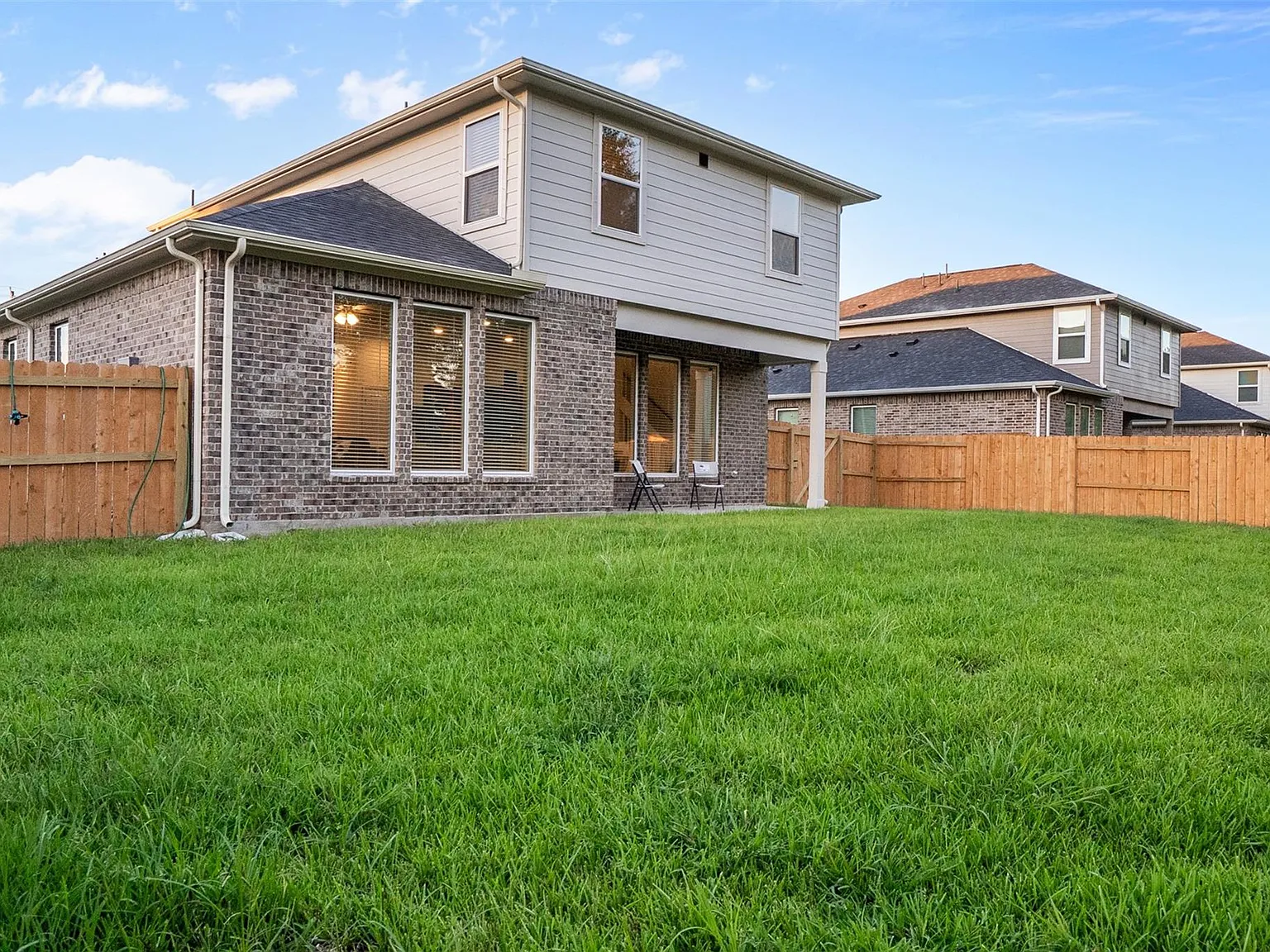 5 bed, 3.5 bath, 2560 sqft, $2,899 — Photo 3