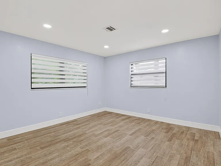 725 Heron Dr — Photo 4