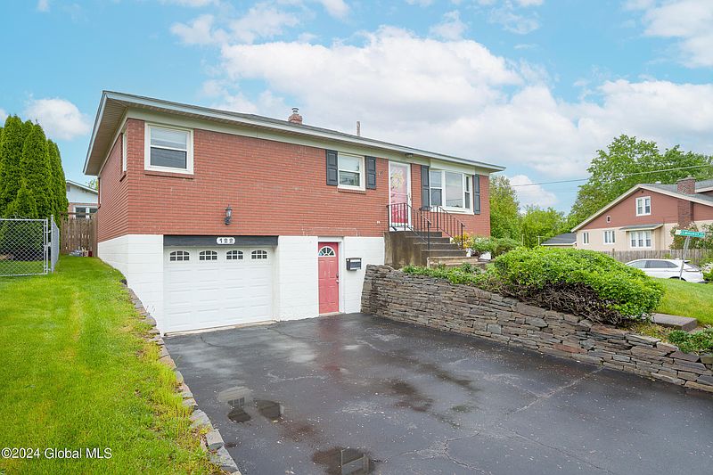 3rd image of 122 Russell Road