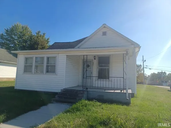 221 W 11th St, Bicknell, IN 47512