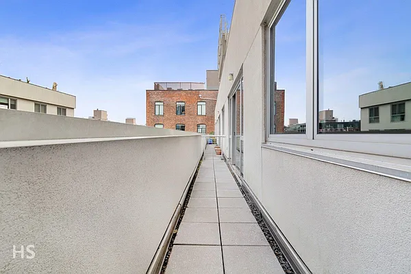 Sold by R New York | media 9
